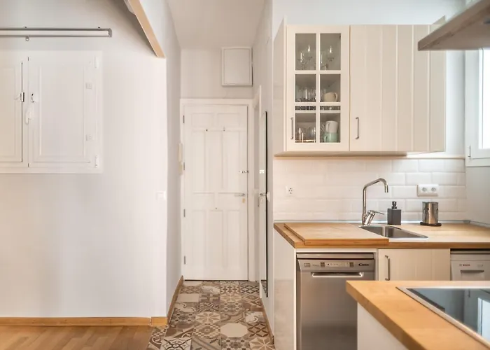 Beautiful And Bright- 1Bd 1Bth- Center